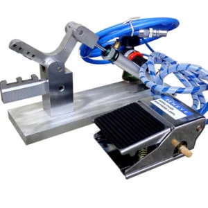 Расположите внутренний провод на держателе клешни из пластиковой проволоки