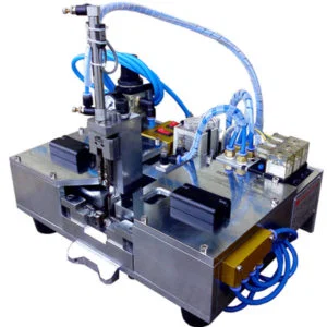 Расположите внутренний провод на держателе клешни из пластиковой проволоки