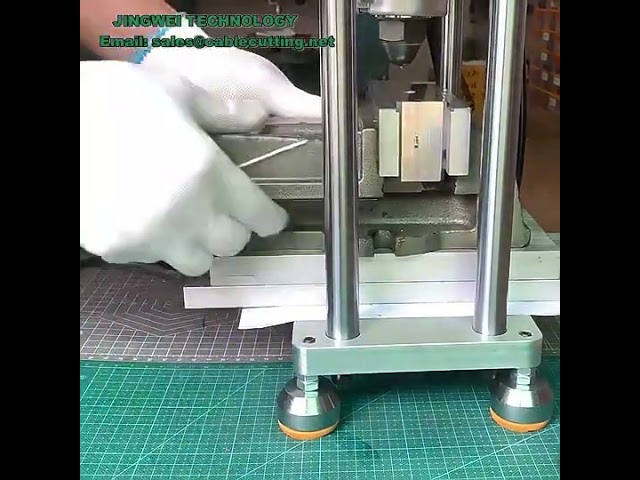 Настольная вертикальная литьевая машина 50G 110V/220V для производства USB-вилок и пластиковых изделий