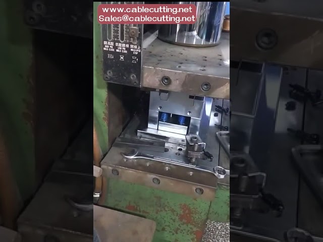 Автоматическая вертикальная литьевая машина для пластиковых USB-кабелей